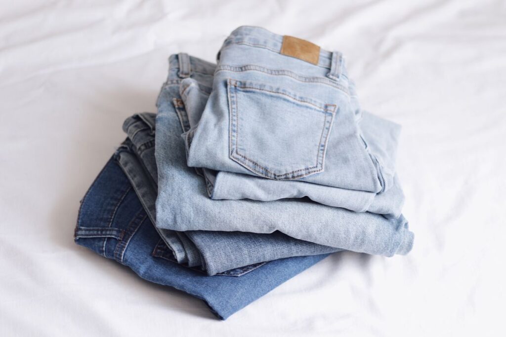 Stan i krój – najważniejsze cechy jeansów damskich w pigułce
