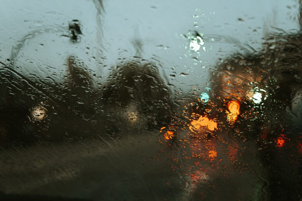 Podróż samochodem w deszczowy dzień